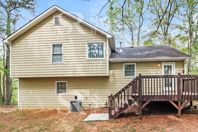 Building Photo - Enjoy living the good life in this 3 bedroom, 2 bathroom home