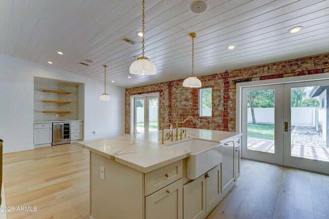 Building Photo - 4331 E Avalon Dr