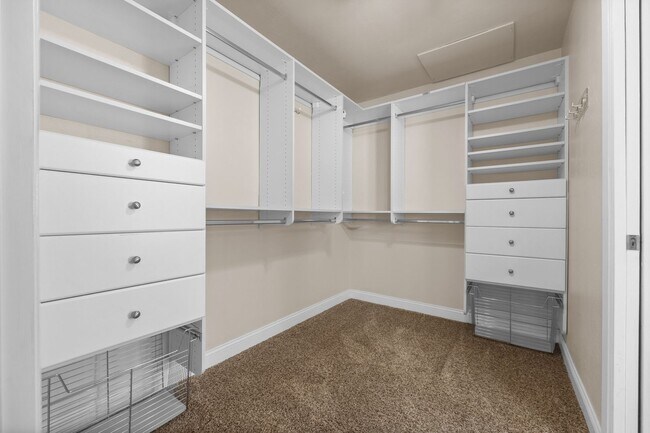 Building Photo - 605 N El Rio Dr