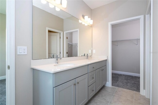 Building Photo - 16350 Hamlin Vw St