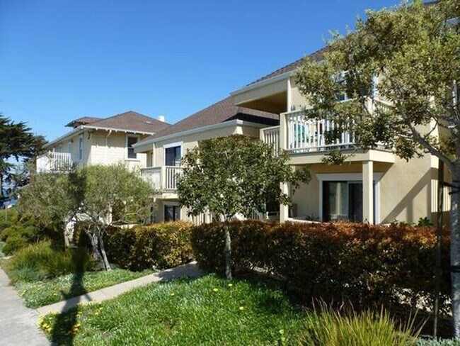 Building Photo - Laine Hill Condominiums
