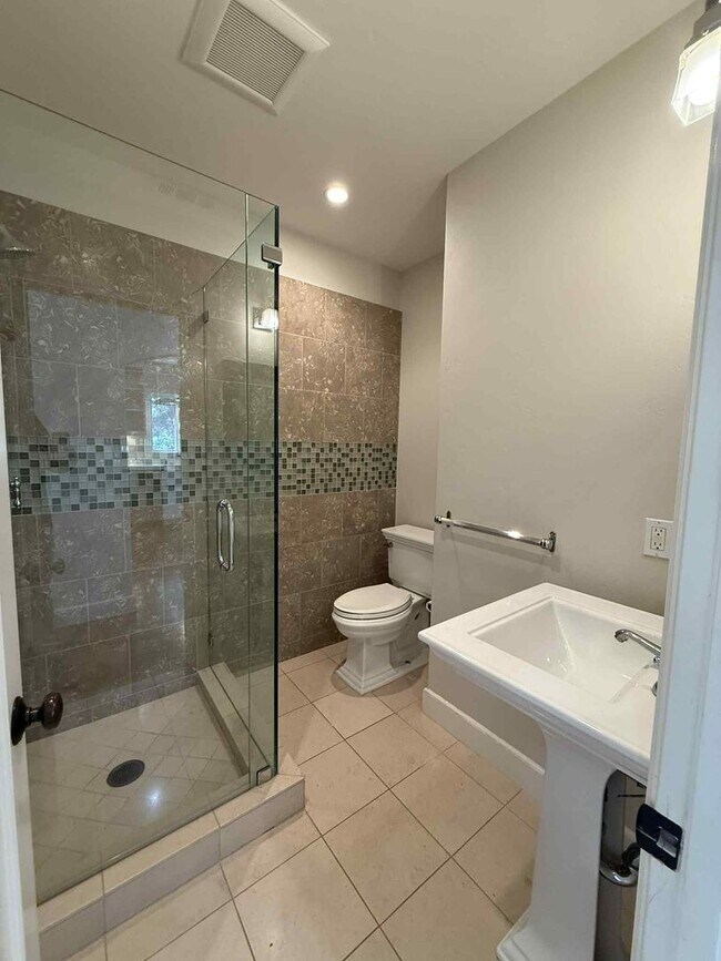 Building Photo - Redwood City Hillside Retreat – 4BR, 3BA w...