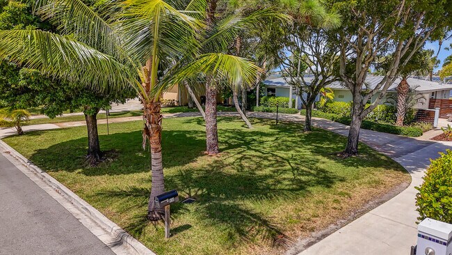 Building Photo - 930 S Lakeside Dr