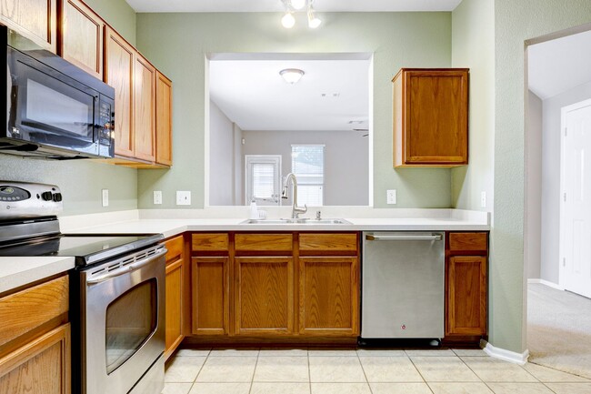 Building Photo - Stylish Two-Story Townhome with Greenbelt ...