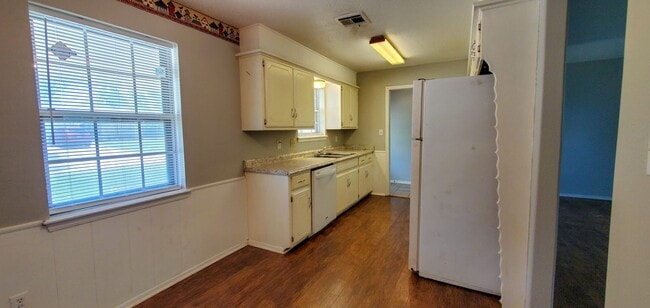 Building Photo - 3 Bedroom 1.5 Bath with Garage