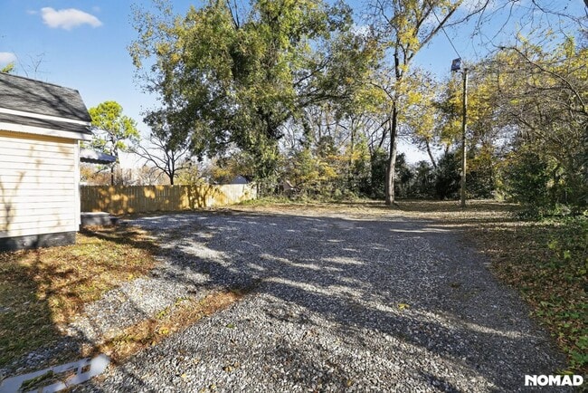 Building Photo - 512 Maple Ave