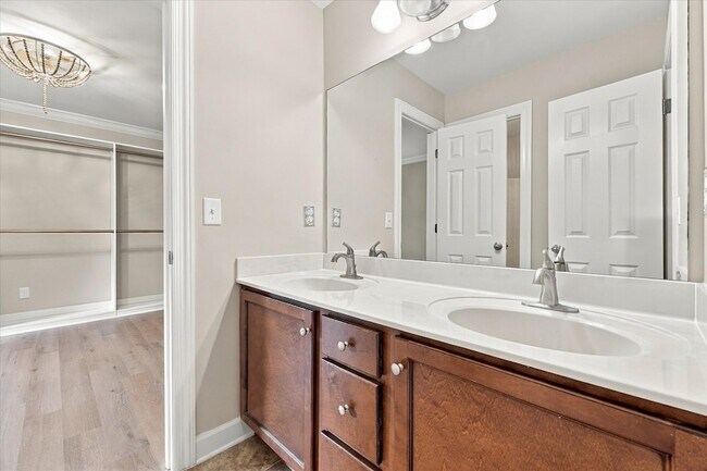 Building Photo - 1414 Chantilly Ln