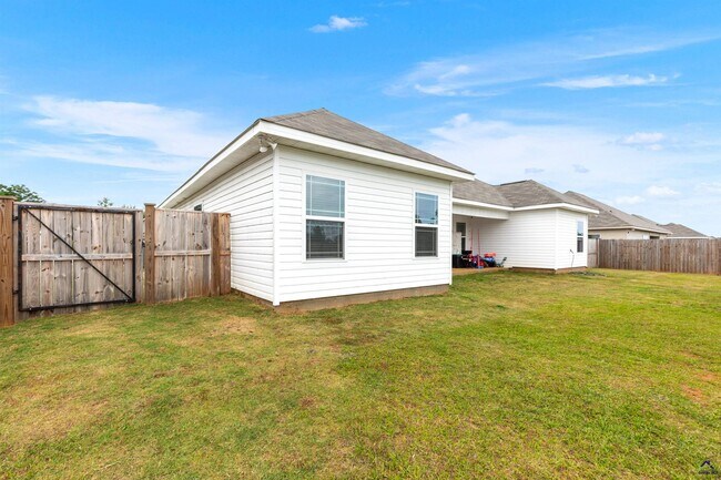 Building Photo - 241 Overton Dr