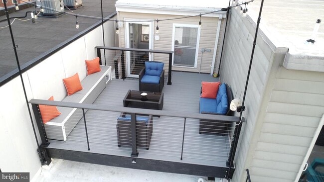 Building Photo - 542 E Clement St