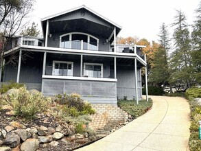 Building Photo - Elegant 4 bedroom 2.5 bath home, Completel...