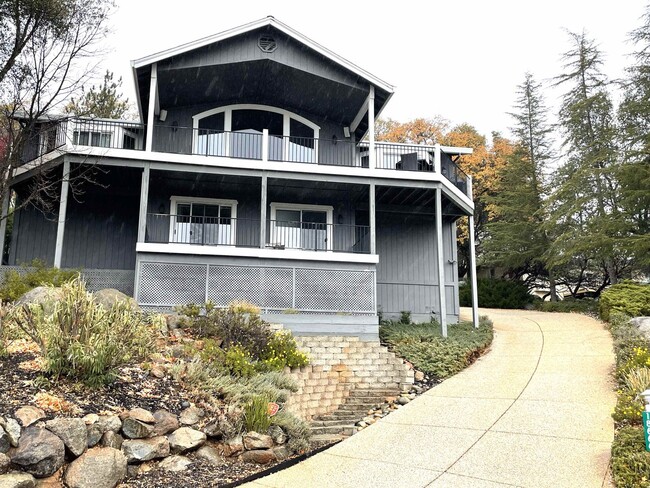 Primary Photo - Elegant 4 bedroom 2.5 bath home, Completel...