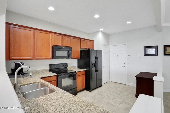 Building Photo - 6846 Roundleaf Dr