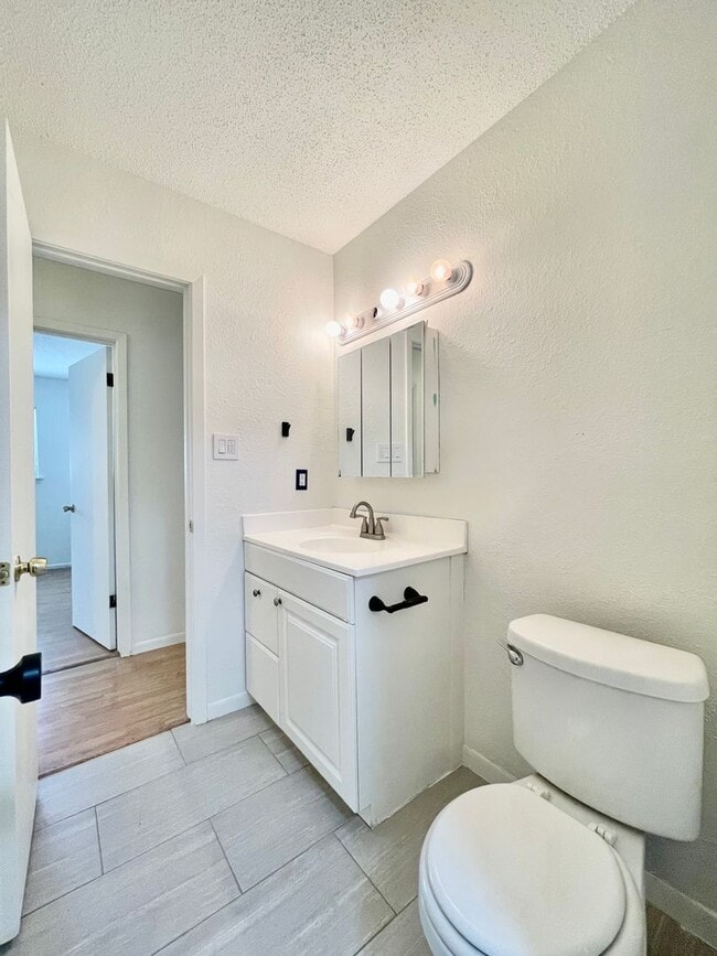 Building Photo - Charming 3 Bedroom Home w/ 1 Car Garage and Large Fenced Yard!!