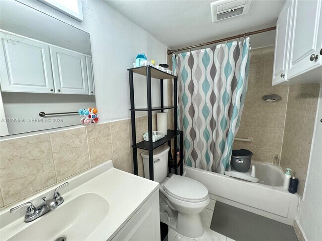 Building Photo - 1750 NE 191st St