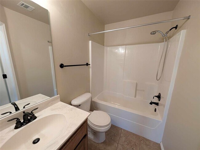 Building Photo - 621 Apple Tree Ln