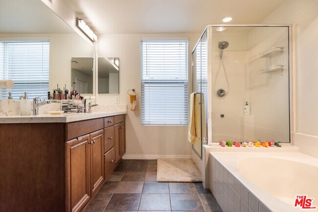 Building Photo - 6020 S Seabluff Dr