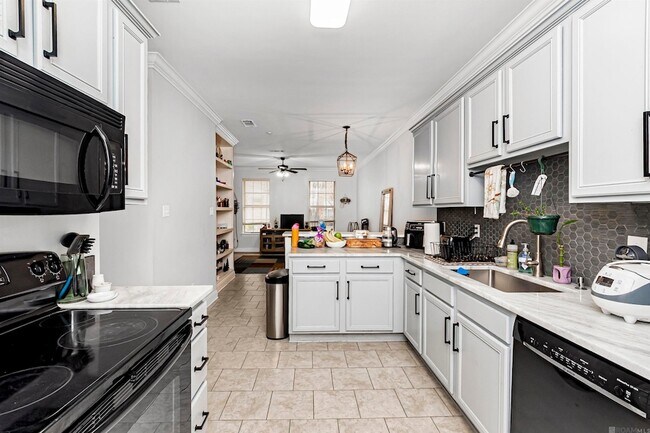 Building Photo - 10600 Lakes Blvd