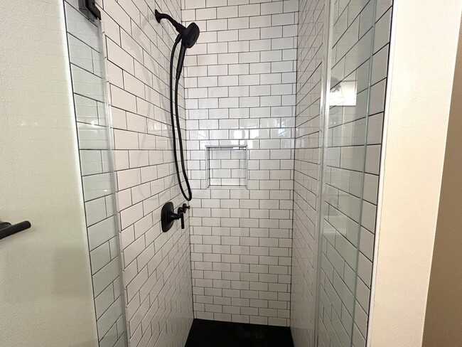 Building Photo - 247 W Woodland Oaks Dr