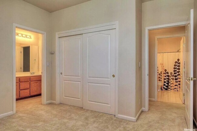 Building Photo - Huge 4 bedroom 4 bathroom