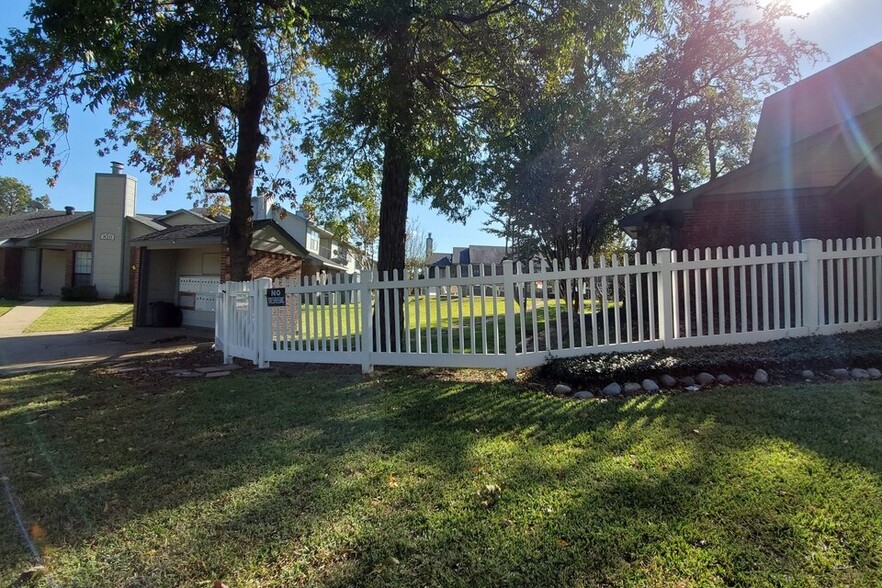 Primary Photo - Glenrose Square Apartments