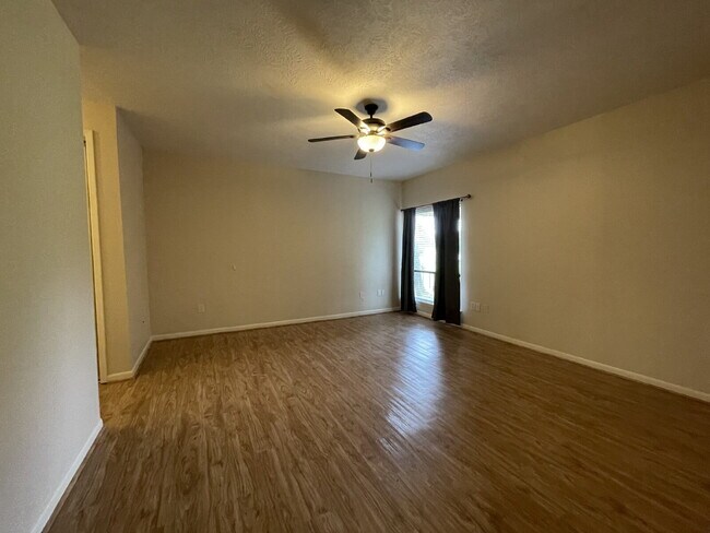 Building Photo - Live in the city of Panorama Village & enjoy all it has to offer: 27-hole golf course, 3 city par...