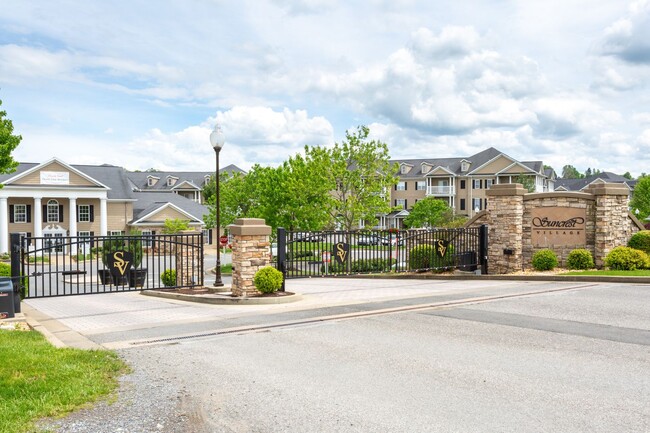 Building Photo - 3 bed/3.5 bath townhouse in Suncrest Villa...