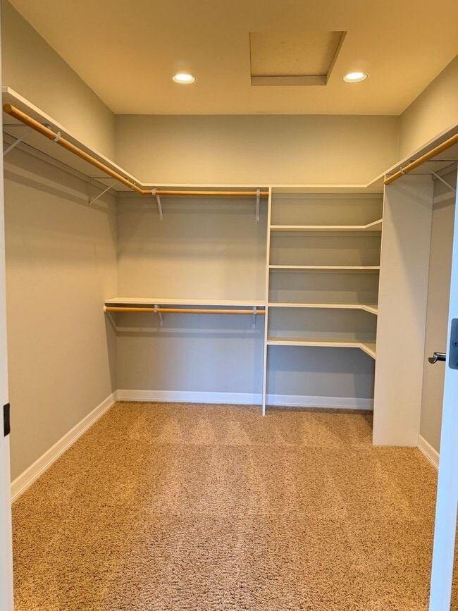 Building Photo - Luxury, golf course living with VIEWS! 3+ bed, 3 bath, three car garage and so much more!