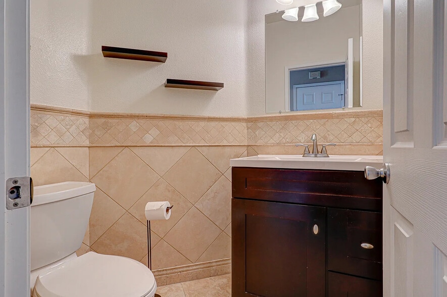 Building Photo - 725 Vista Santo Thomas