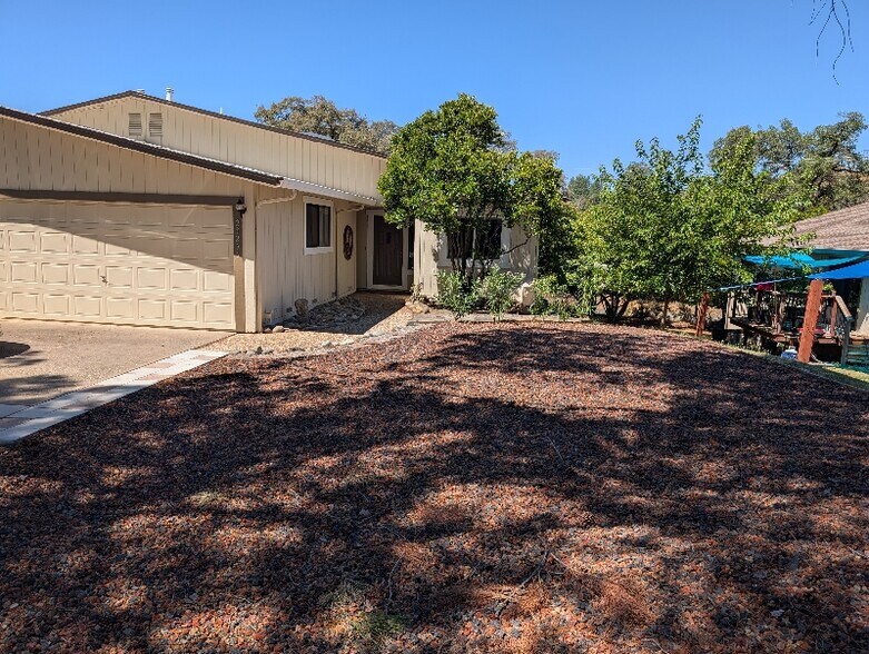 Building Photo - 23256 Lone Pine Dr
