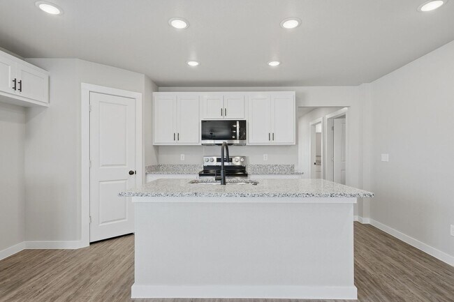 Building Photo - Available May 29 | $2,550 – Hampton Hills Living Near Stargate