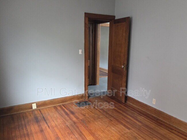Building Photo - 4370 St Lawrence Ave