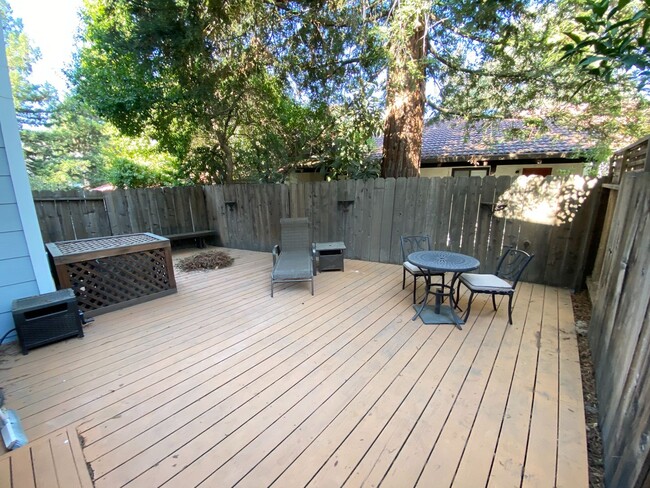 Building Photo - 2 Bed 2.5 Bath Townhouse W/ 2 Car Attached...