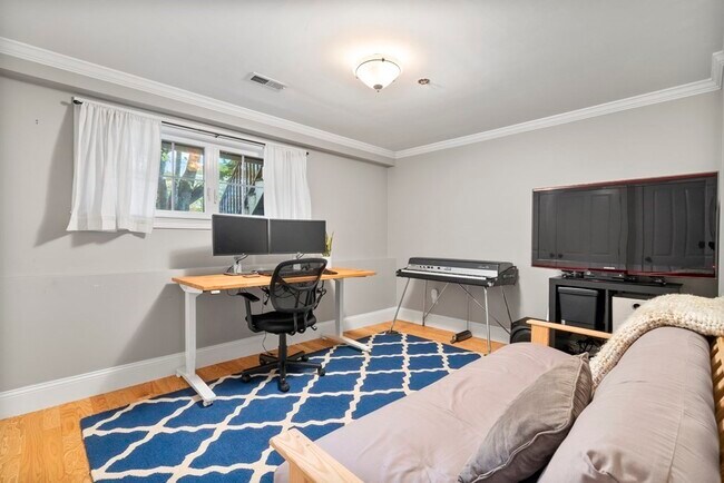 Building Photo - 10 S Sydney St