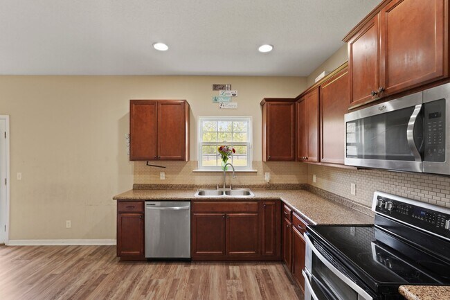 Building Photo - 966 Mustang Ln NE