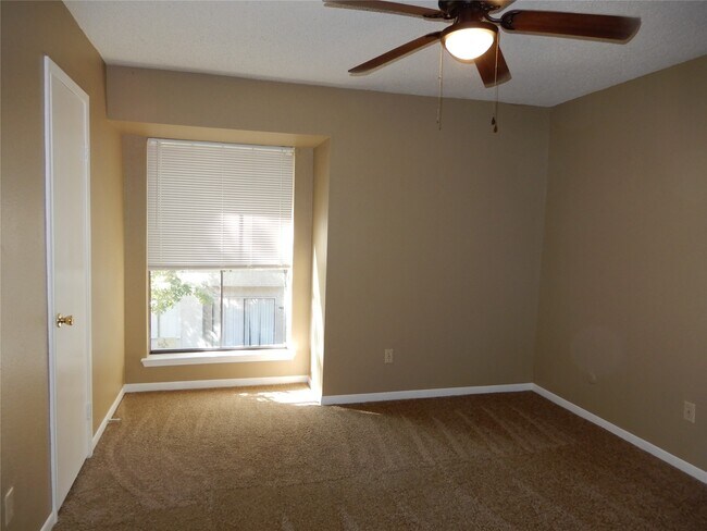 Building Photo - 17401 Red Oak Dr