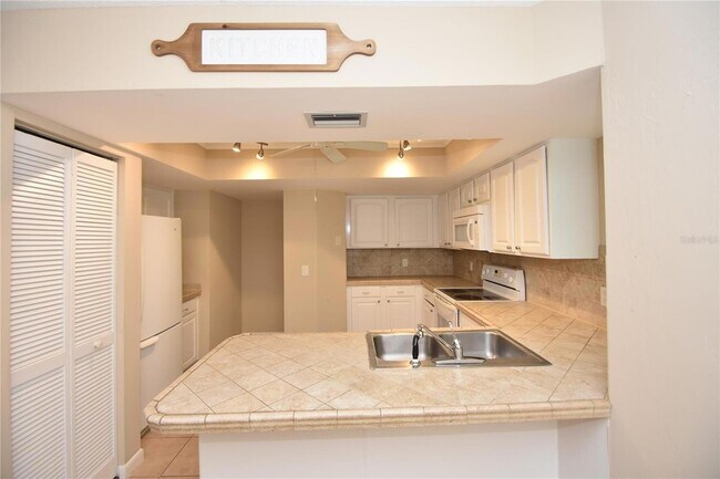 Building Photo - 6 Broadmore Cir