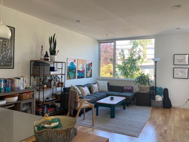 Building Photo - Ballard Townhome