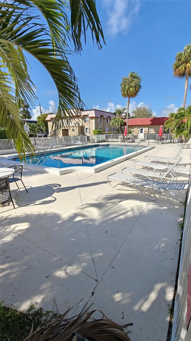 Building Photo - 555 SE 8th St