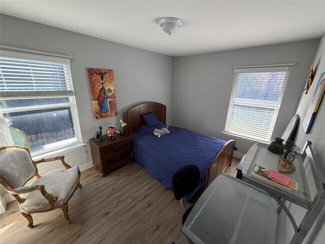 Building Photo - 809 Sussex Dr