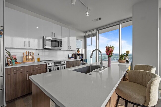 Building Photo - "Luxury Urban Living: Stunning 2-Bed, 2-Ba...