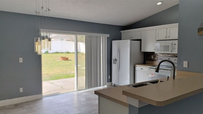 Building Photo - ~3/2~ Cardinal Pines Estate~Large Fenced i...