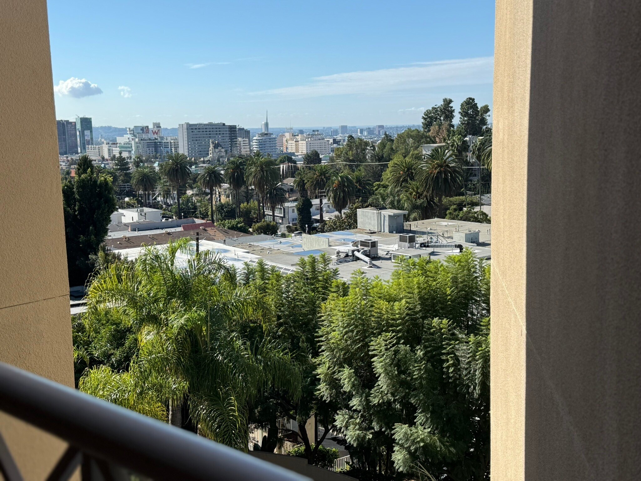 Building Photo - 2222 N Beachwood Dr