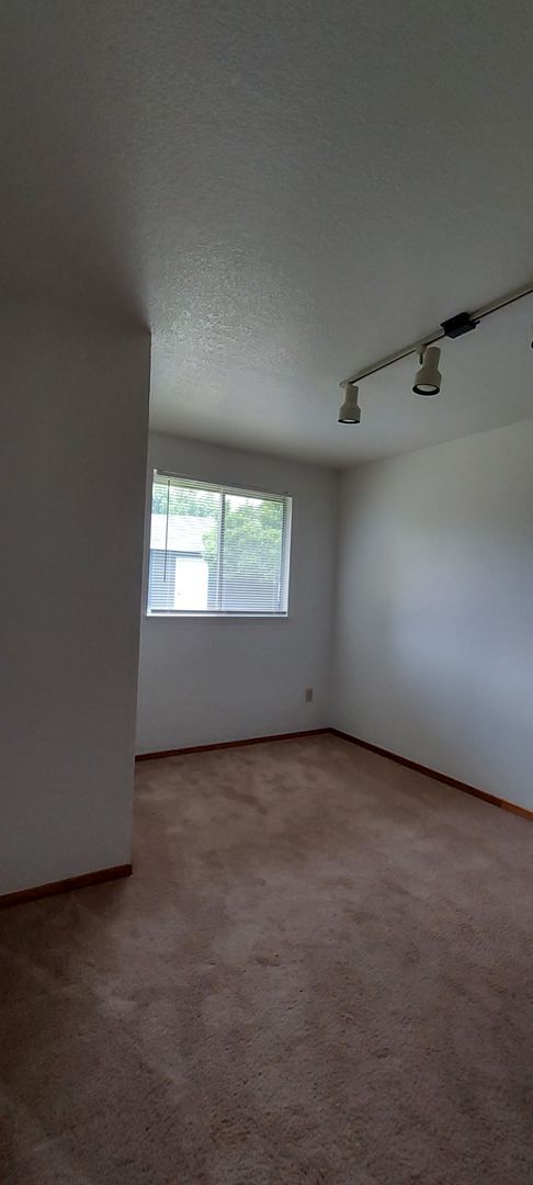 Building Photo - Auburn retro rambler home - 3 bedrooms and...