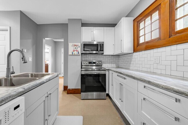 Building Photo - 963 S 22nd St