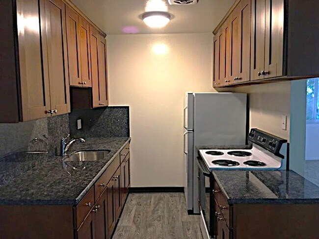 Building Photo - Spacious 2 Bedroom,  Freshly Painted, Upda...