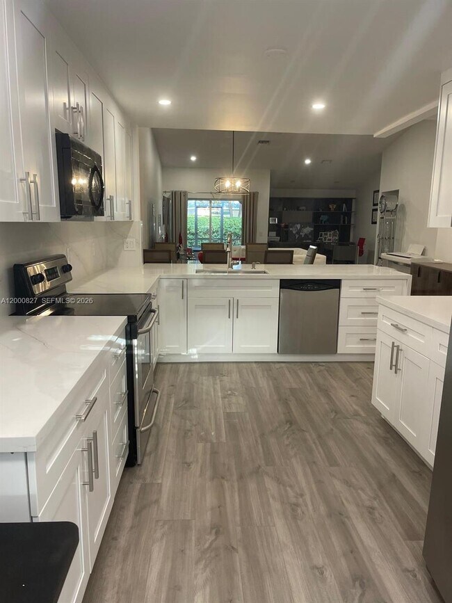 Building Photo - 4136 Pine Ridge Ln