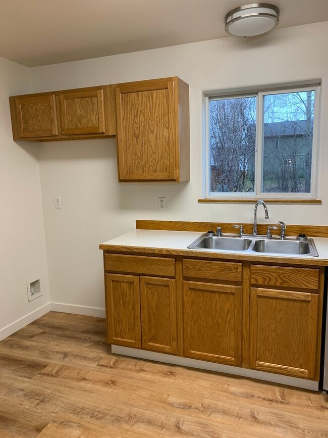 Building Photo - 3 Bdrm, 1 & 1/2 Ba | Muldoon & E 36th Ave ...