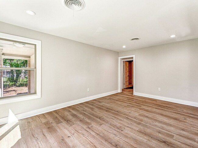 Building Photo - 302 W Collins St