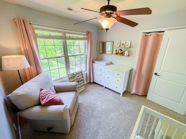 Building Photo - Beautiful 4 bedroom Near Post!