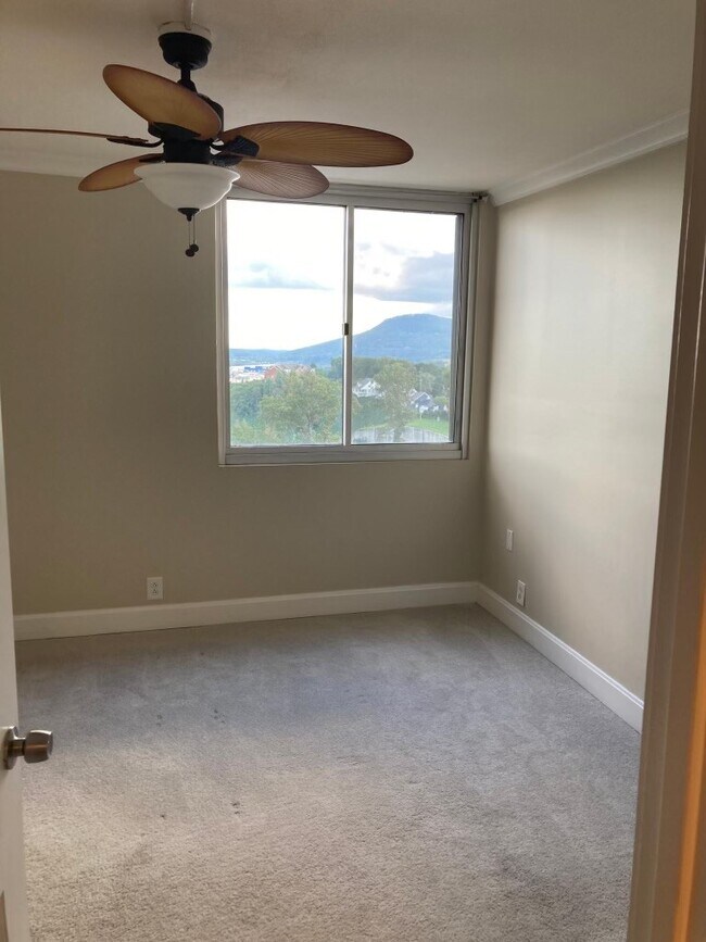 Building Photo - 1131 Stringers Ridge Rd